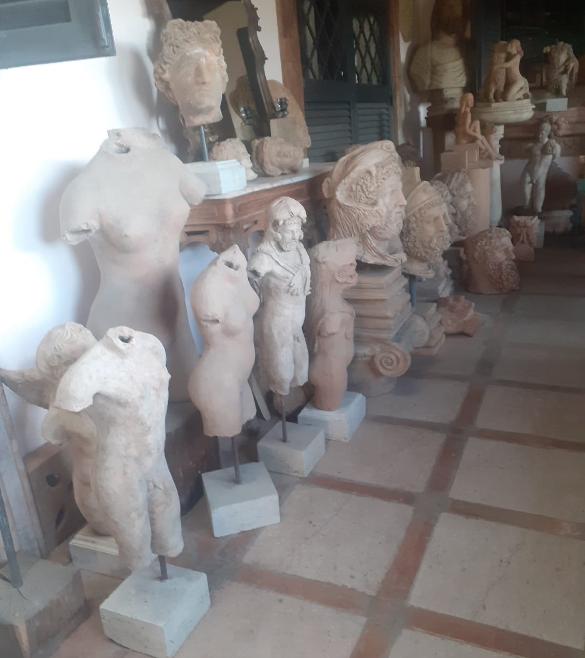 Composizione di busti ispirati all’arte antica