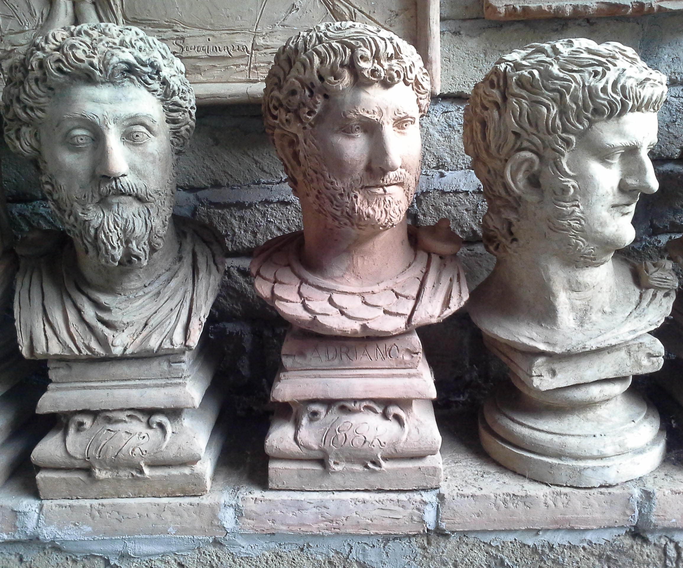 Composizione di teste ispirate alla scultura antica