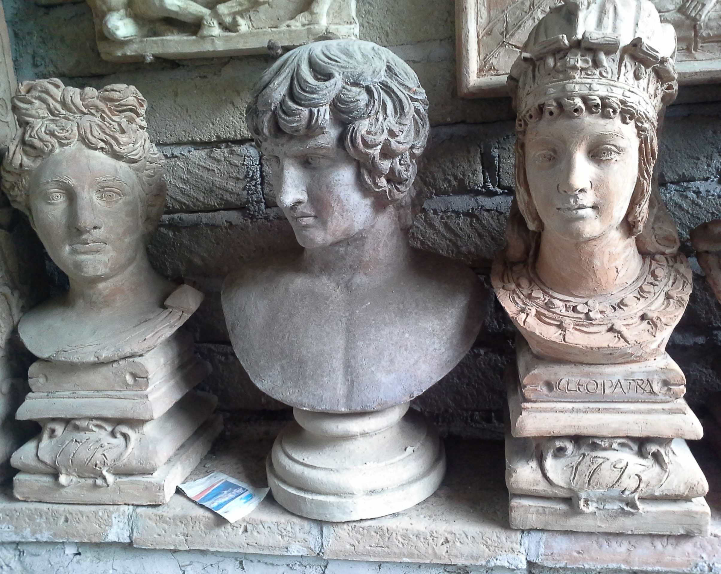 Panoramica di teste scultoree in terracotta