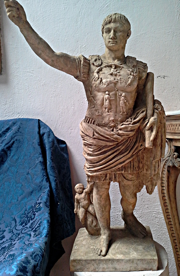 Statua ispirata a Marco Aurelio