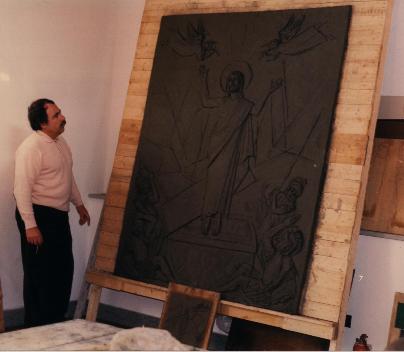 Grande pannello La Resurrezione, terracotta, Suore Domenicane, Roma (1988)