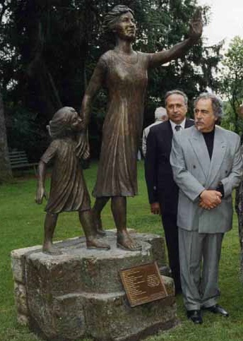 Statua Madri Coraggio, Capranica (2001)