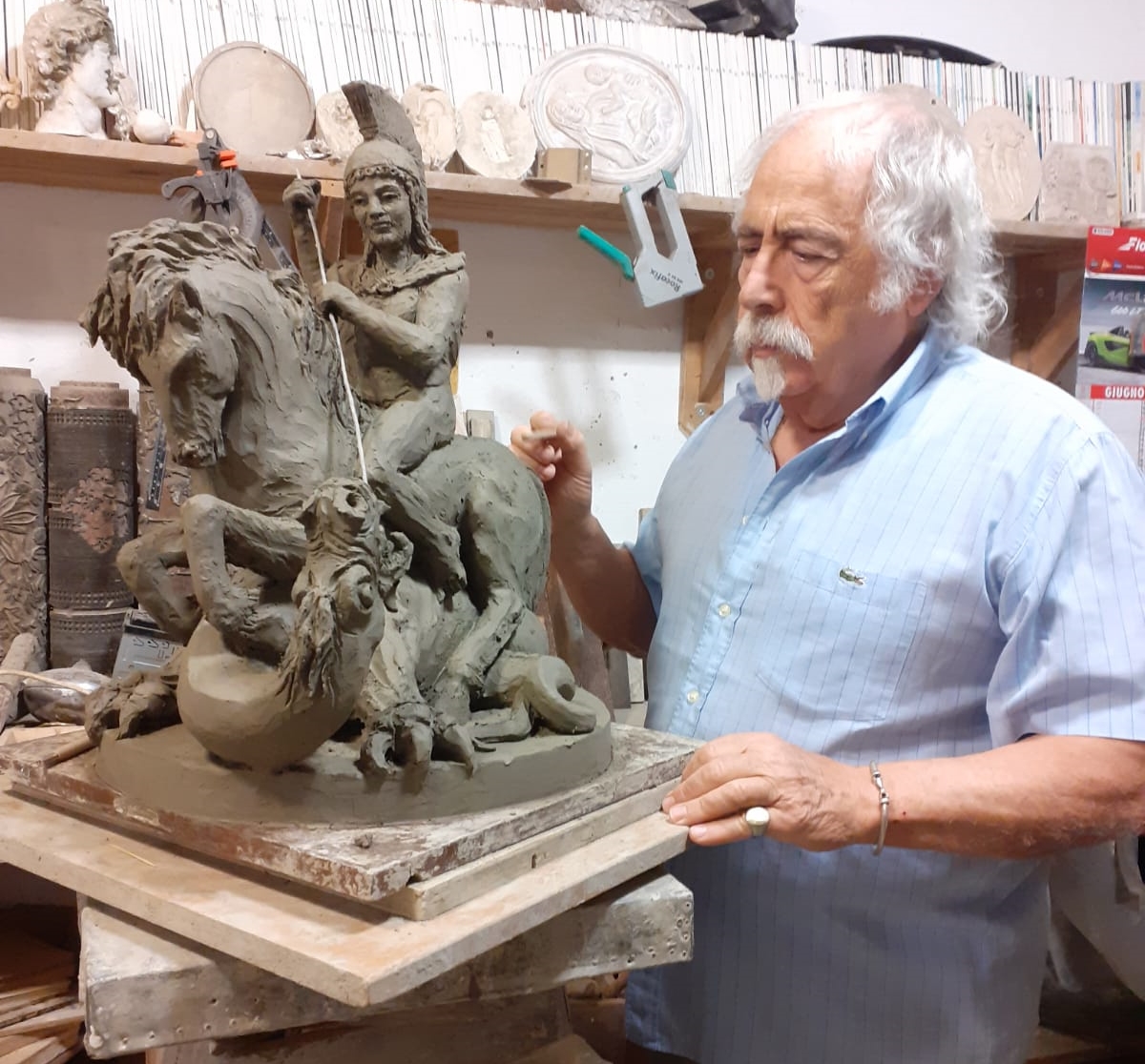 Cavaliere e drago, terracotta