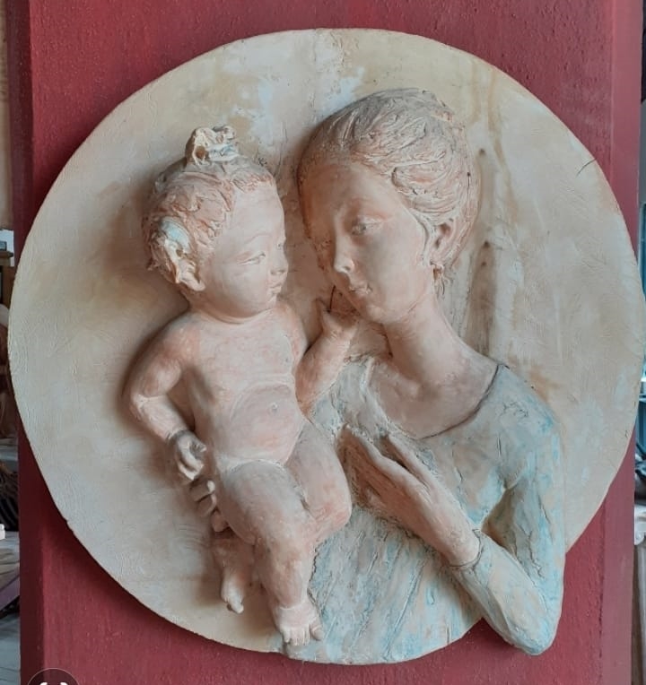 Bassorilievi in terracotta raffiguranti Madonne e altre figure