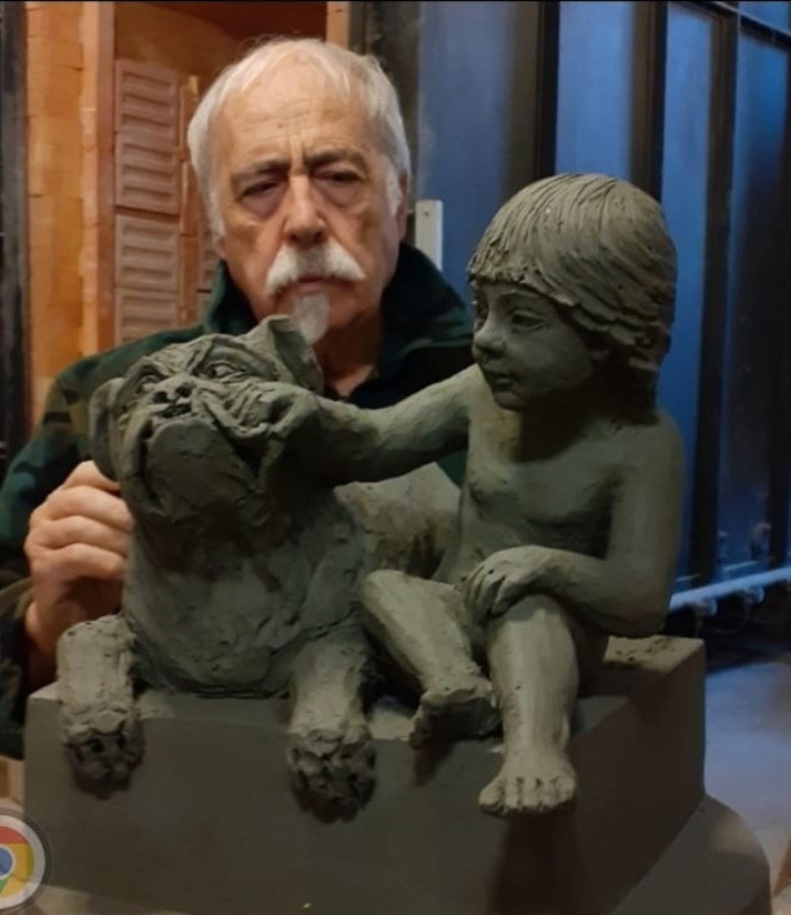 Tonino Scuccimarra con due busti in studio