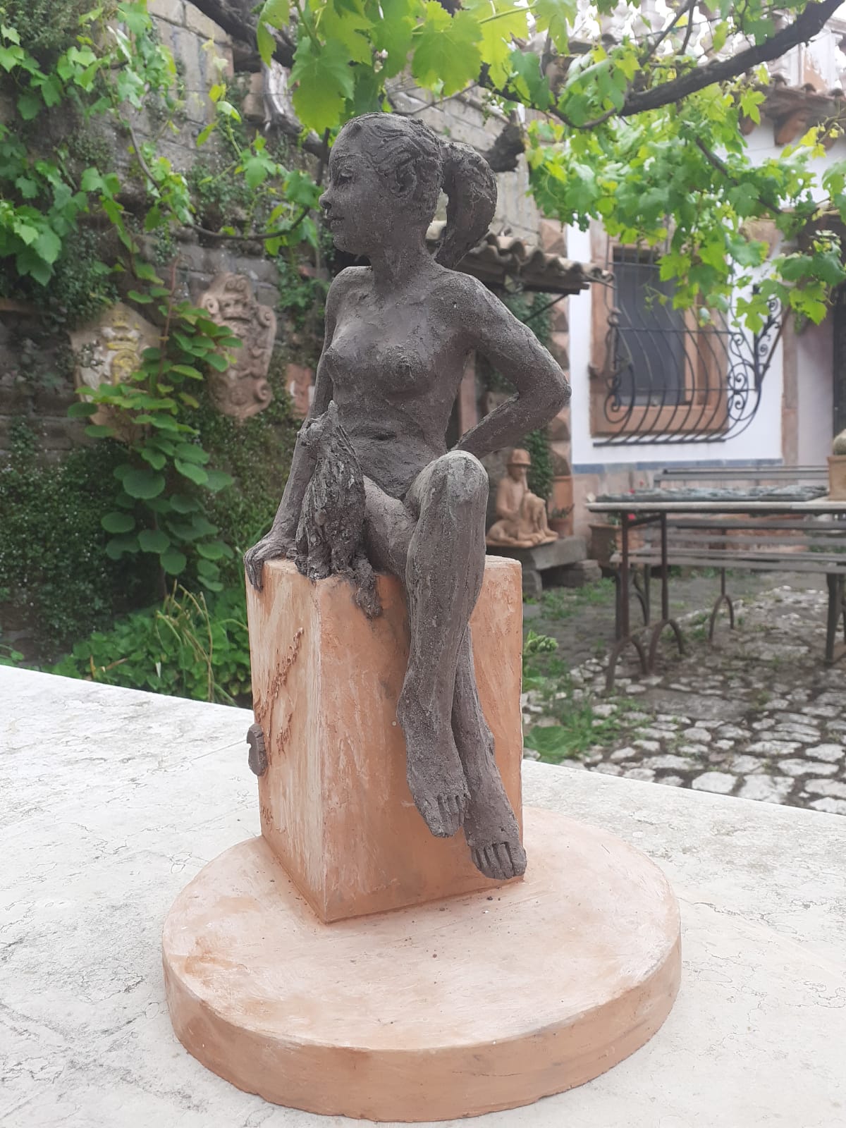 Figura femminile scultorea, La femme