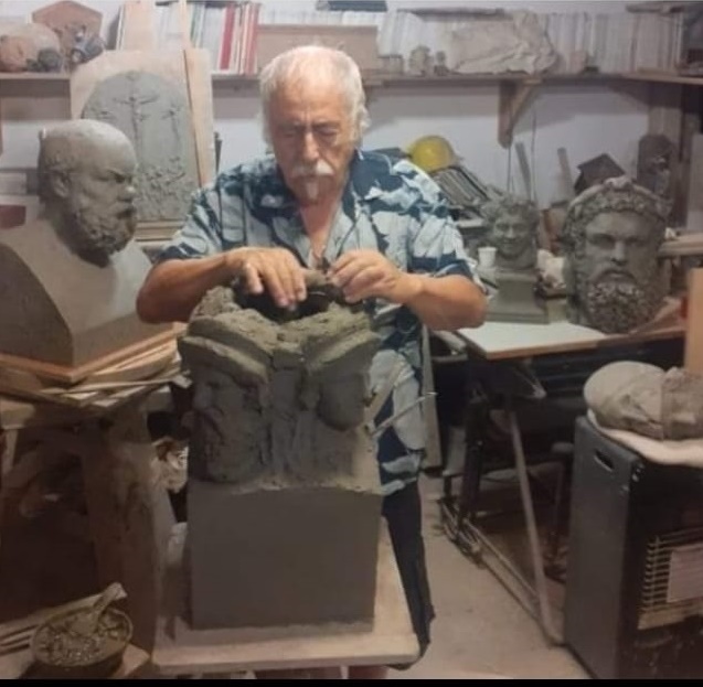 Modellazione di un’erma quadrifronte in argilla, tecnica del colombino