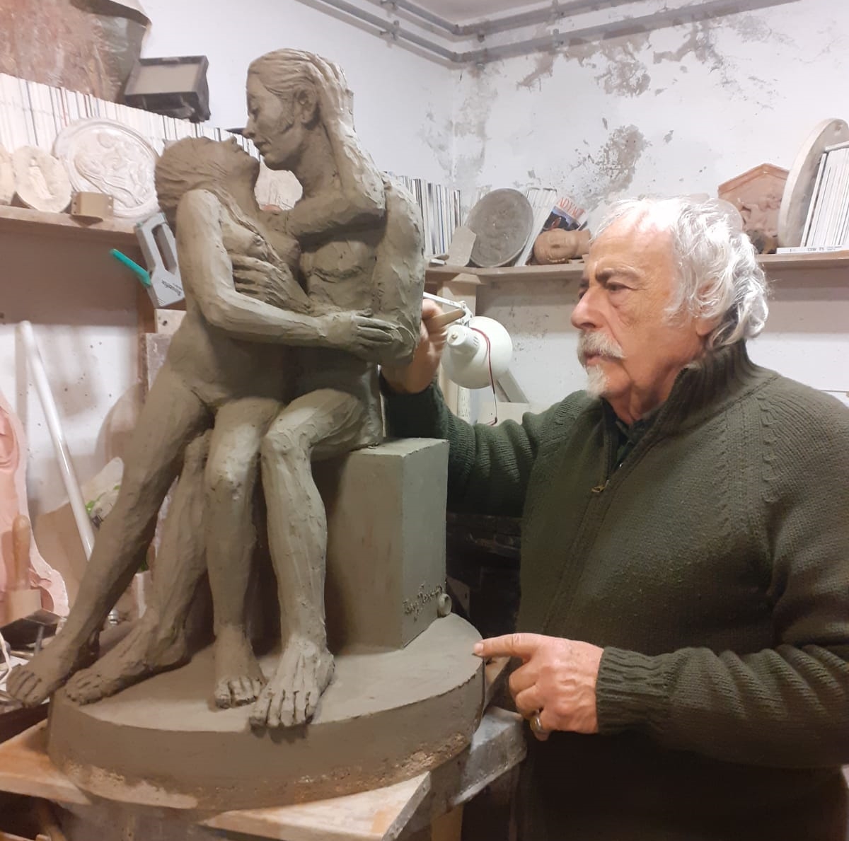 Modellazione di una statua in argilla con tecnica del colombino