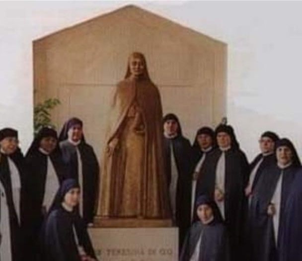 Statua bronzea di suor Teresina presso il Tempio Regina dei Gigli a San Giorgio a Cremano