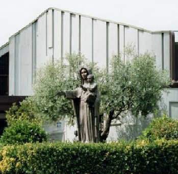 Statua della Madonna con Bambino nella Chiesa dei Santi Urbano e Lorenzo a Prima Porta, Roma