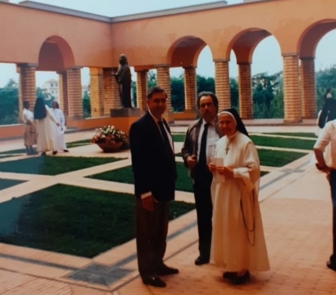 Statua di Santa Caterina e Via Crucis nel complesso delle Suore Domenicane a Roma