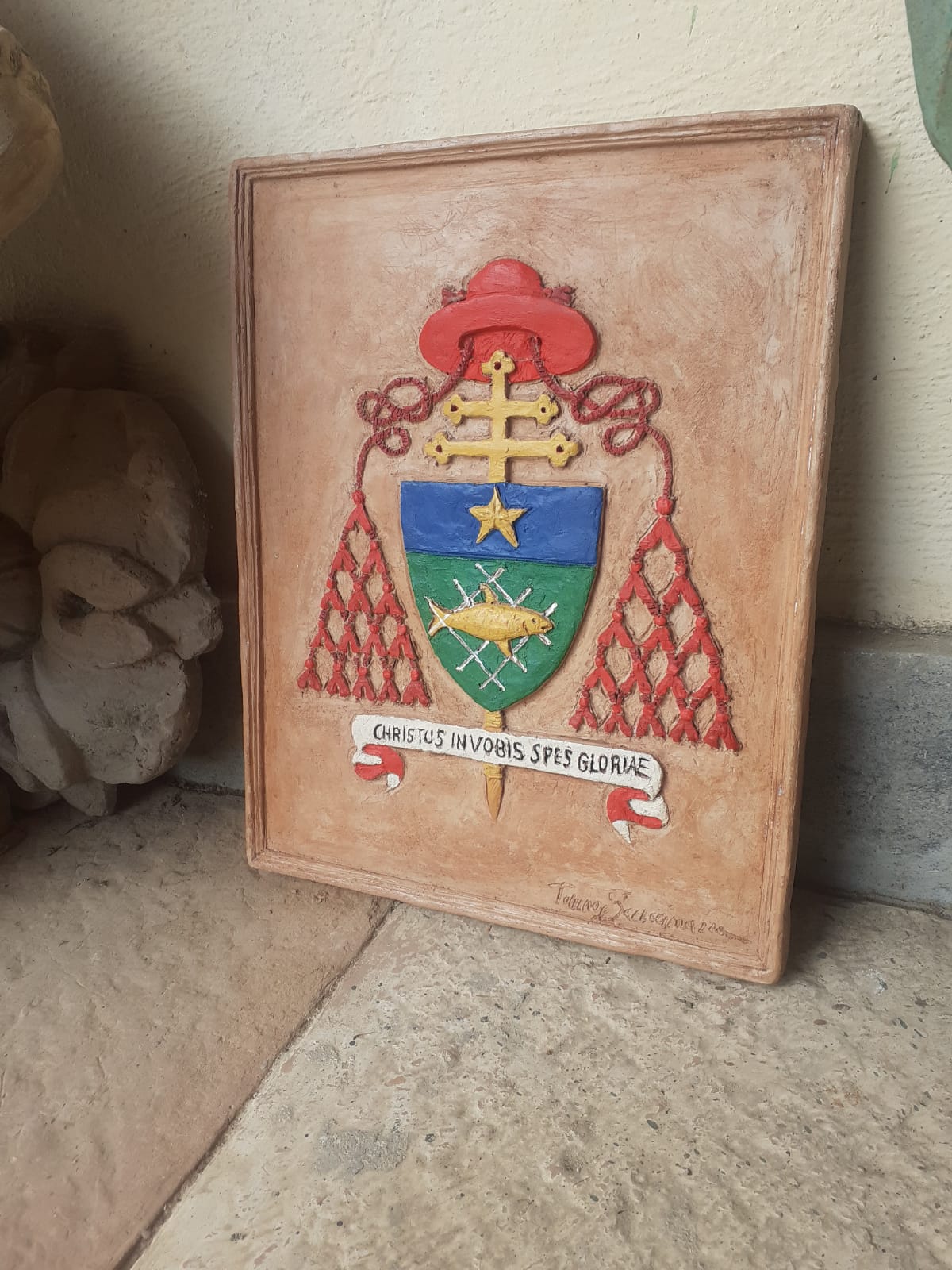 Stemma cardinalizio modellato in terracotta