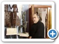 lo scultore con le opere bronzee